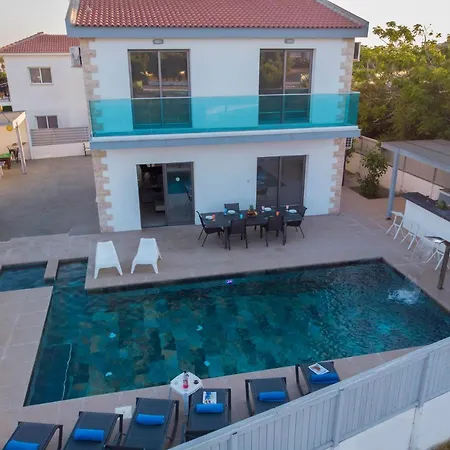 Ruby Yiasemina Villa *