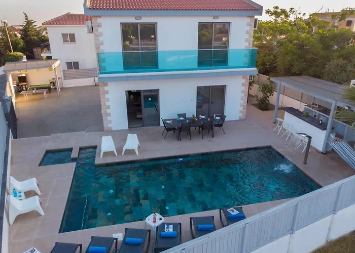 Ruby Yiasemina Villa *